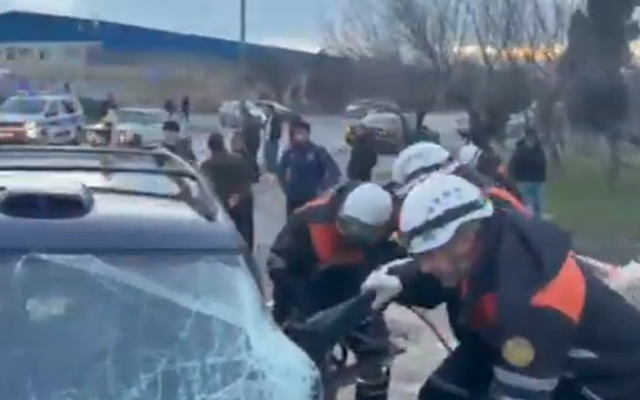 Avtomobildə sıxılı vəziyyətdə qalan sürücü belə xilas edildi -VİDEO